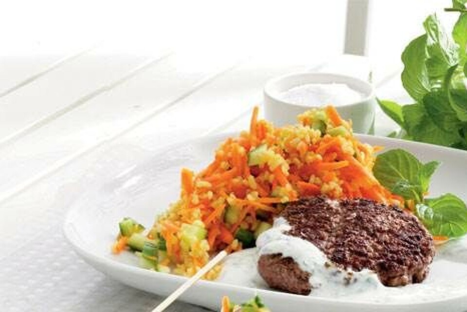 Hakkebøffer med bulgur/gulerodssalat og mynteyoghurt