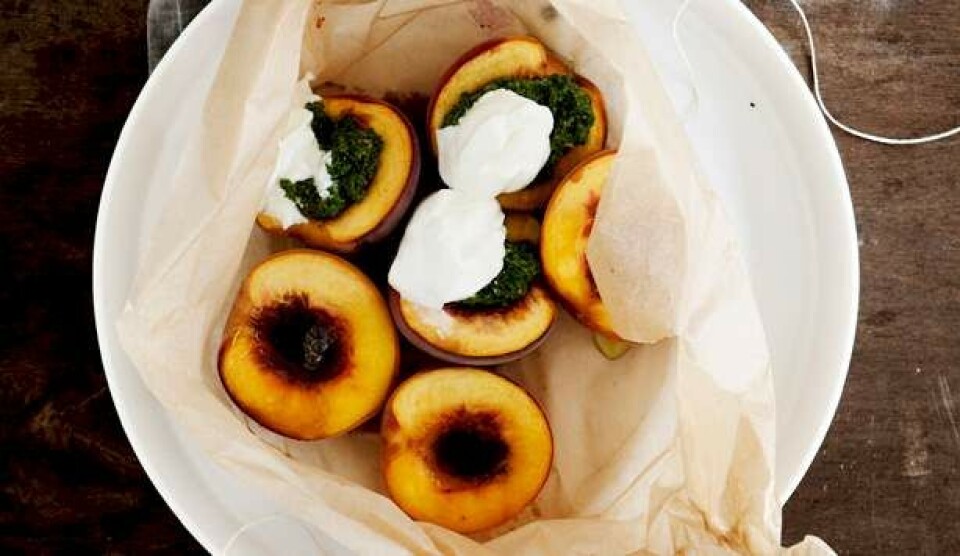 Opskrift på ferskner med pistaciepesto