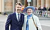 Kronprins Frederik og dronning Margrethe smiler til kameraet
