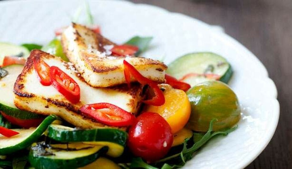Salat med squash, tomat og stegt halloumi
