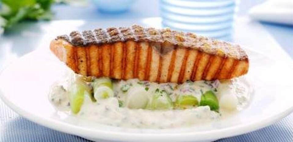 Grillstegt laks med nye porrer