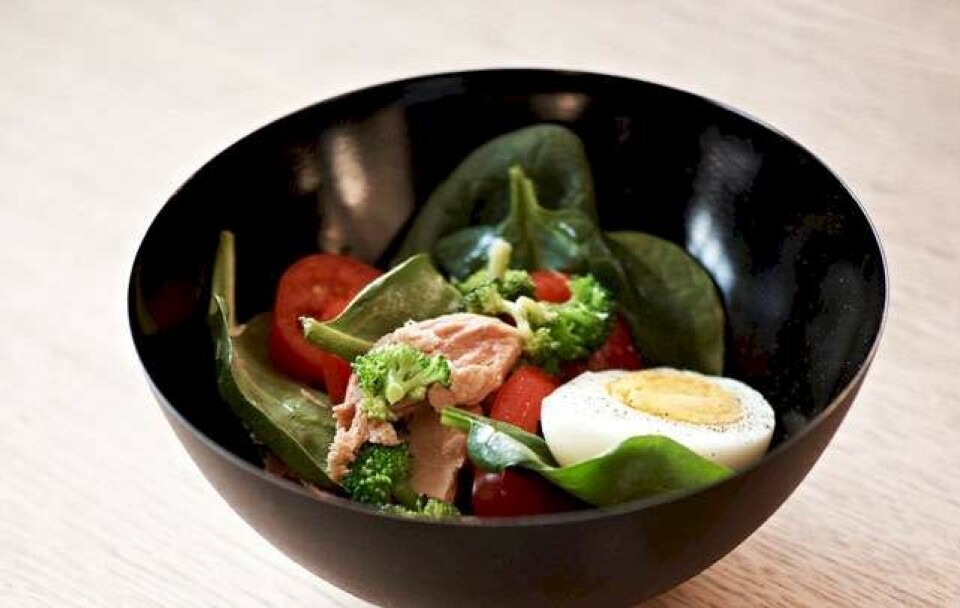 Grov grøn salat med tun og æg