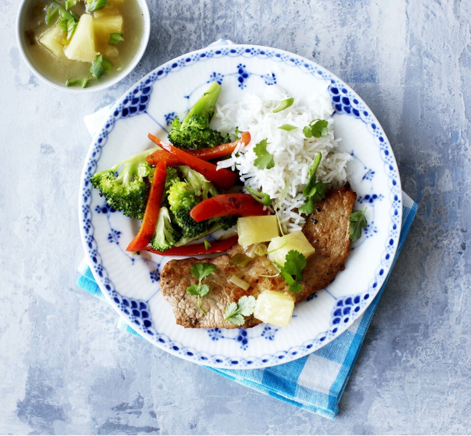 Skinkeschnitzler med sursød sovs