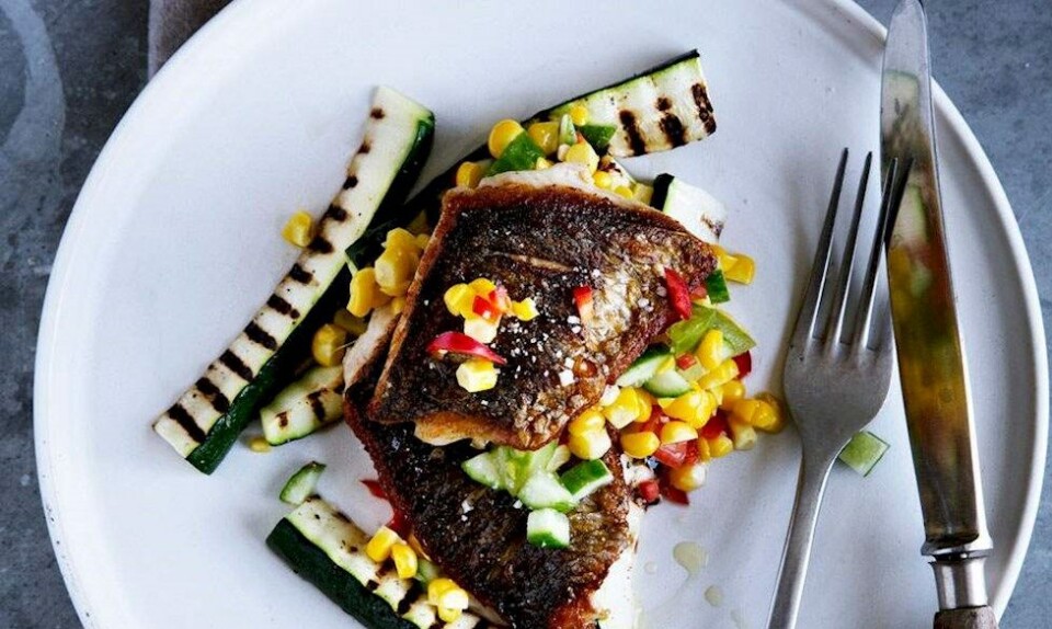 Grillet fisk med majssalsa og squash