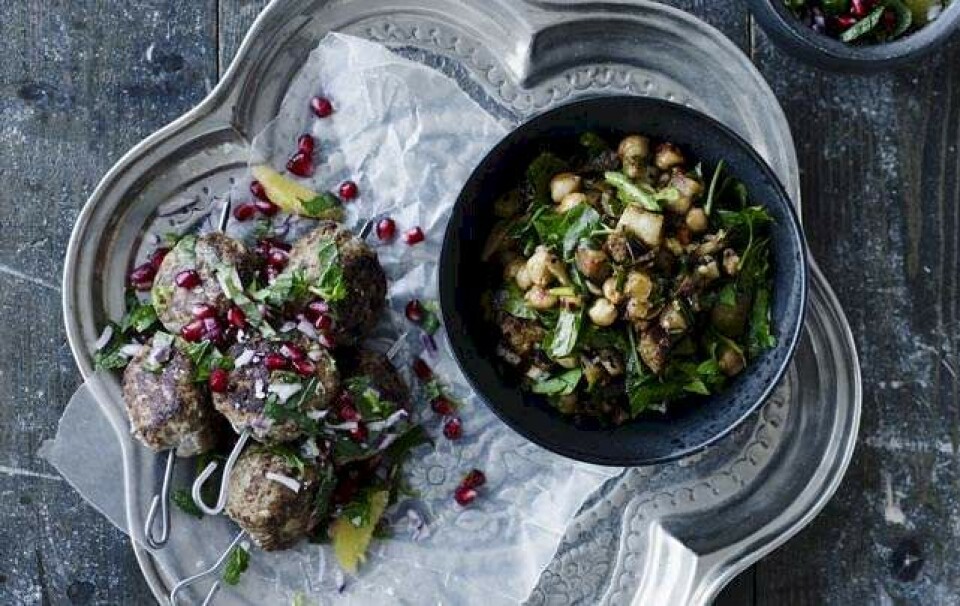 Spicy kødboller med granatæble-kikærtesalat