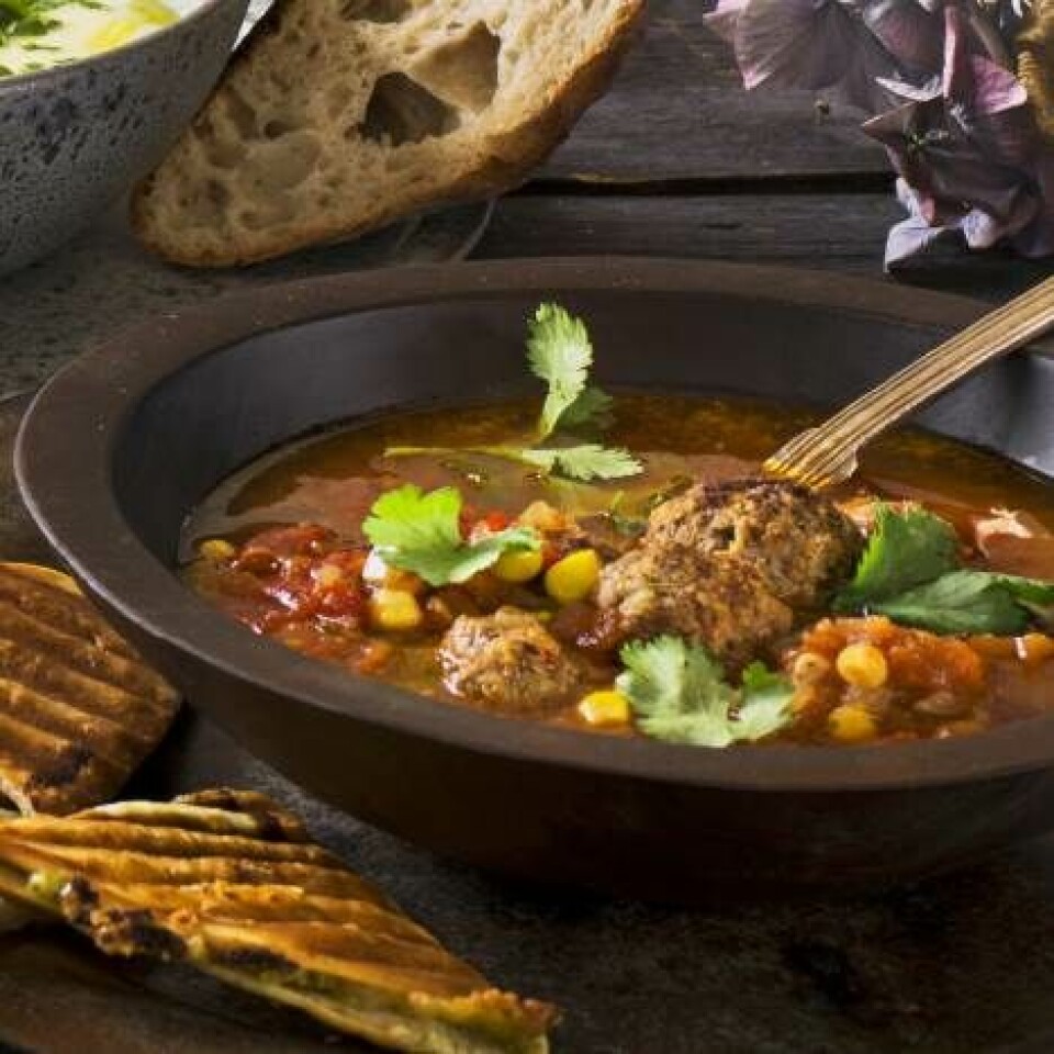 Mexikansk suppe med kødboller og quesadillas