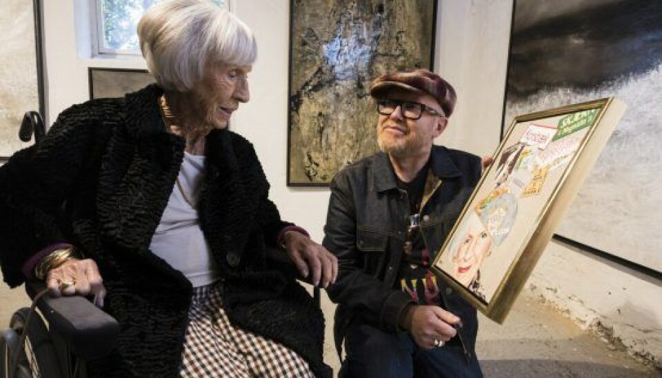Flemming Flev Nielsen viser Lise et af sine popkunst værker, hvor han har portrætteret hende med kassetten til den originale filmrulle med 'Matador'-afsnittet 'New Look'. (Foto: Henrik R. Petersen)