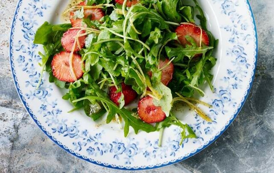 Sådan laver du rucolasalat med jordbær og pebervinaigrette