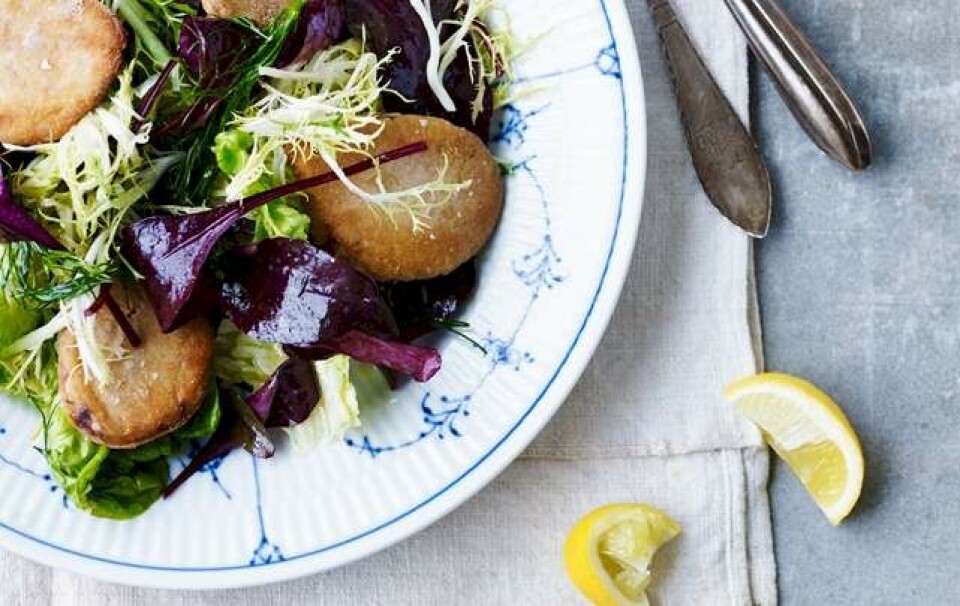 Opskrift på salat med ristet torskerogn og citrondressing