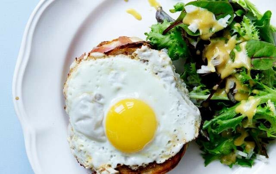 Croque madame med bagte tomater og grøn salat