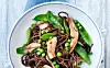 Nudelsalat med friske ærter, sukkerærter, kylling og soya-sesamdressing