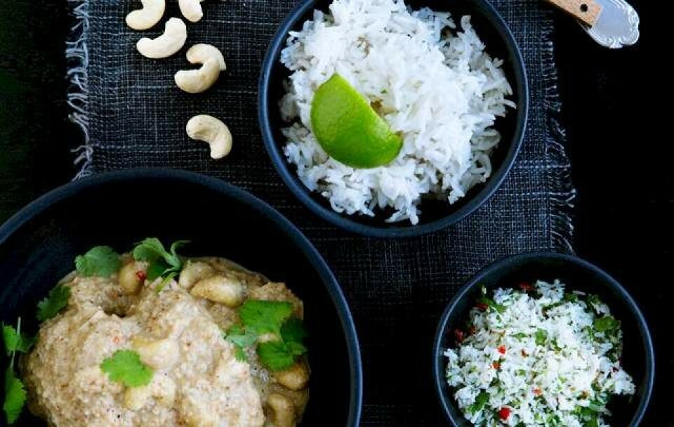 Kylling i cremet sauce med cashewnødder og kokoschutney og ris