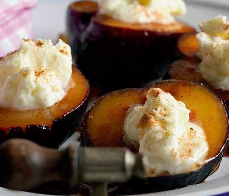 Stegte blommer med mascarpone og kanel