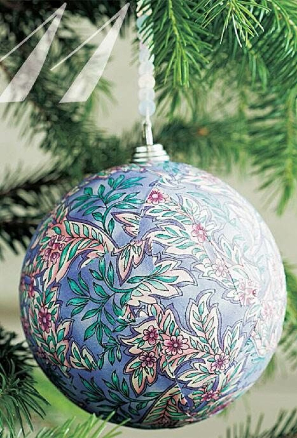 Skøn julekugle med stofdecoupage fra Hendes Verden