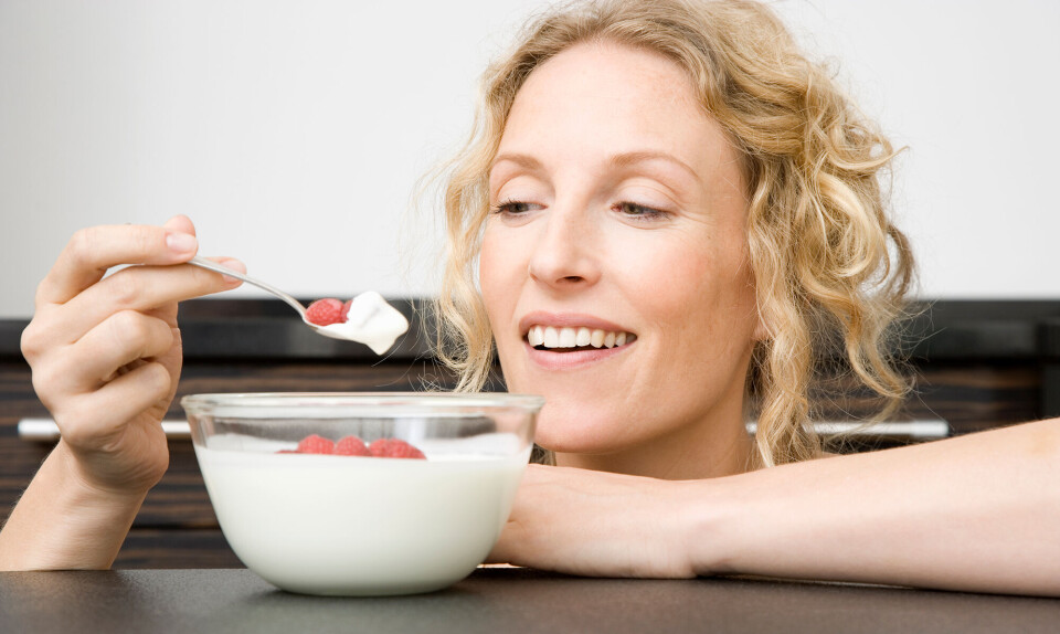 Kvinde med yoghurt