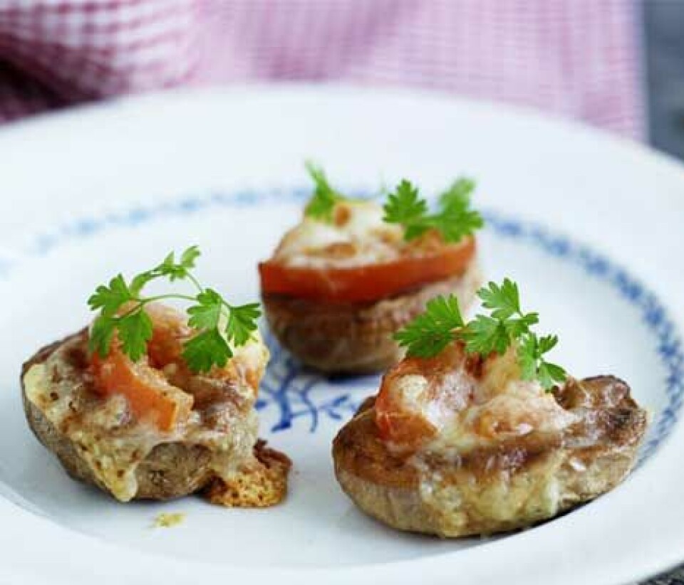 Kartoffelsnacks med tomat og ost