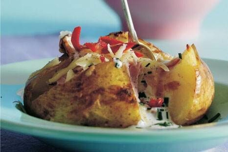 Bagt kartoffel med chili-, ost og skinkefyld