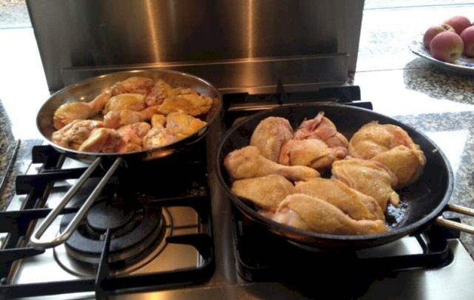 Her er jeg i gang med at stege kyllinger til 18 mennesker!