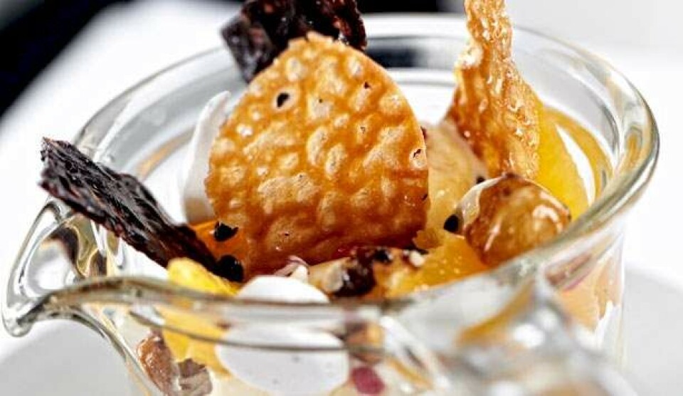 Opskrift af sorbet af blodappelsin med vaniljeiscreme, kyskager og hasselnøddecrumble