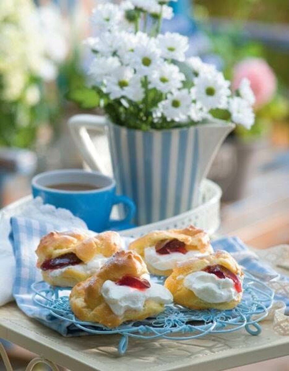 Vandbakkelser med chantilly-creme og ribsgele