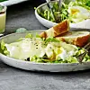 Salat med pocherede æg og hollandaisesovs