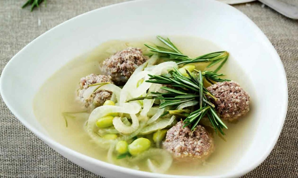 Løgsuppe med rosmarin og kødboller