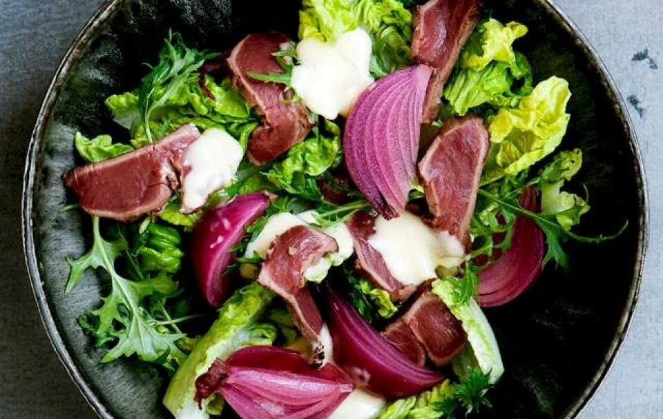 Opskrift på salat med rødløg, kalvehjerte og aioli