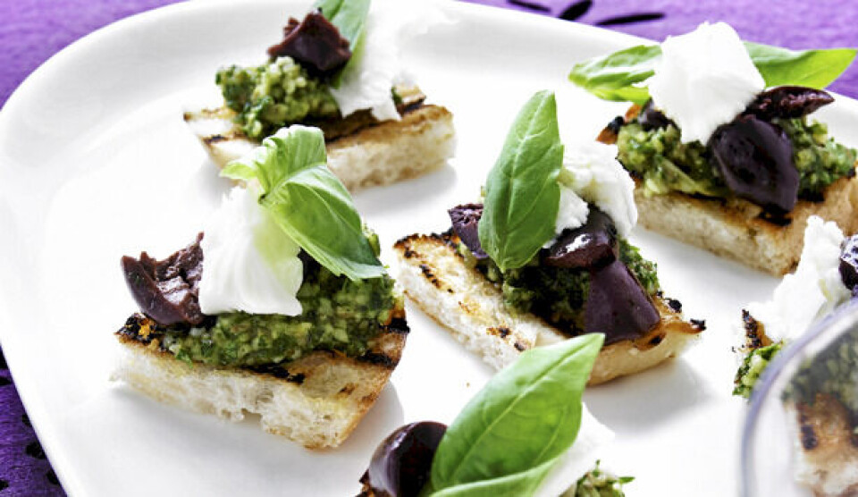 Brød opskrift med grov valnøddepesto og mozzarella