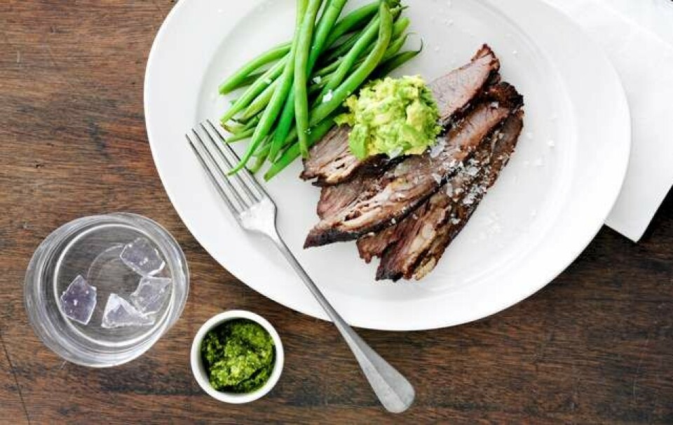 Chokolade-braiseret oksespidsbryst med hjemmelavet pesto