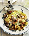 Pasta med kalvekød i salviesauce