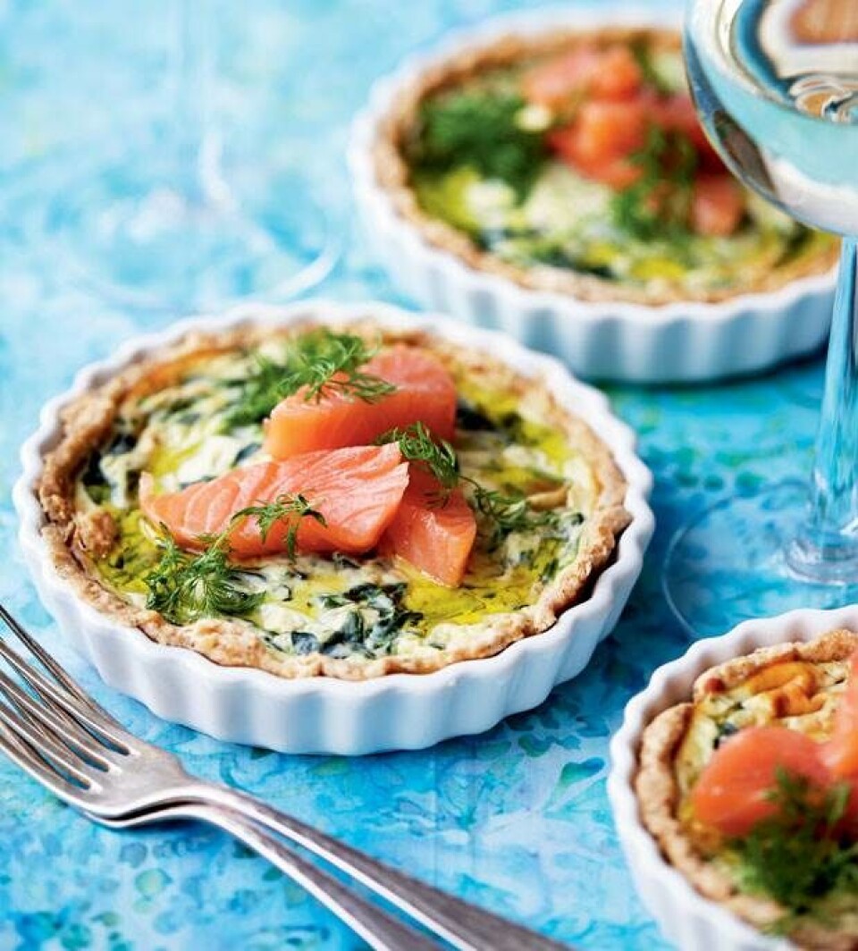 Minitærter med spinat og røget laks