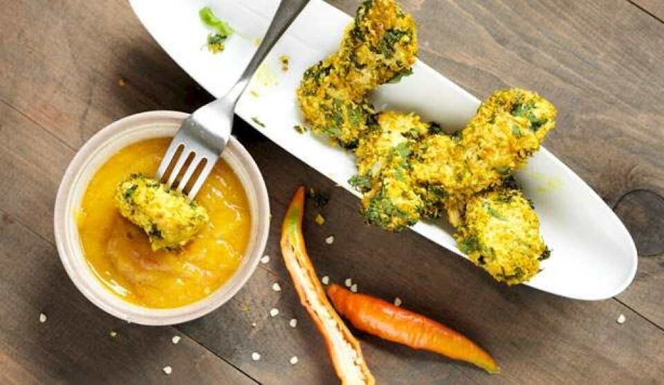 Opskrift på kyllingestykker med kokos-lime-crisp serveret med rå mangosauce