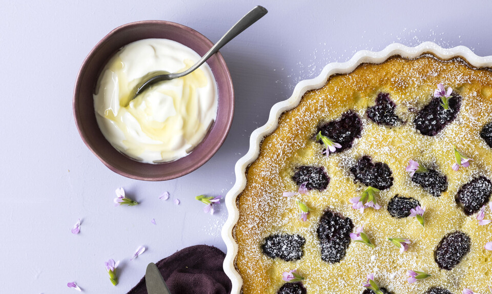 Clafoutis med brombær og honningyoghurt