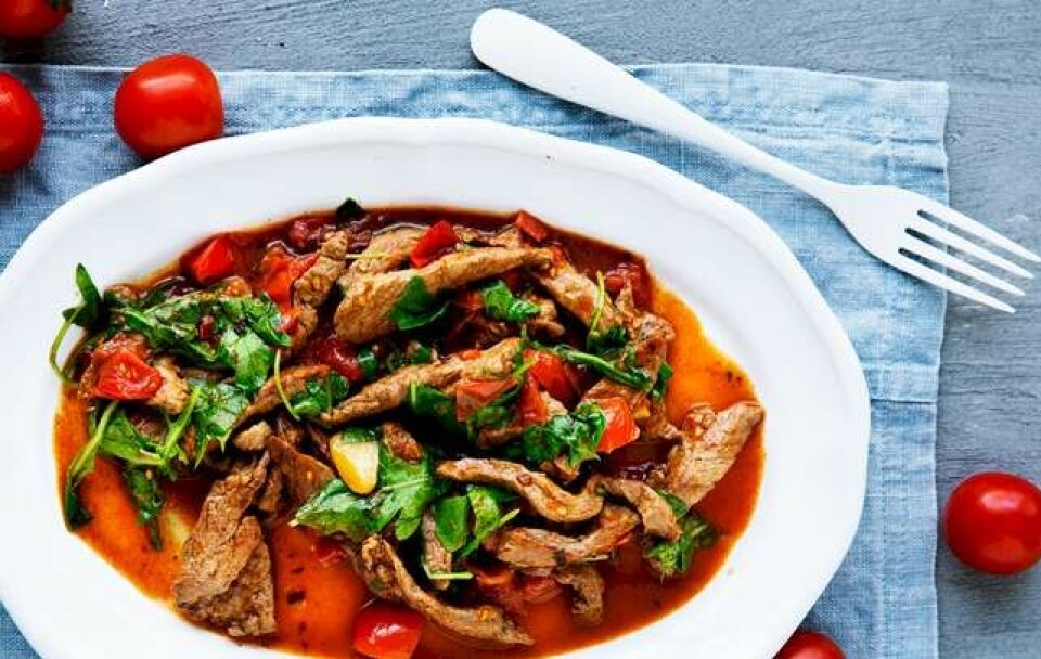 Oksefiletstrimler med cherrytomater og rucola