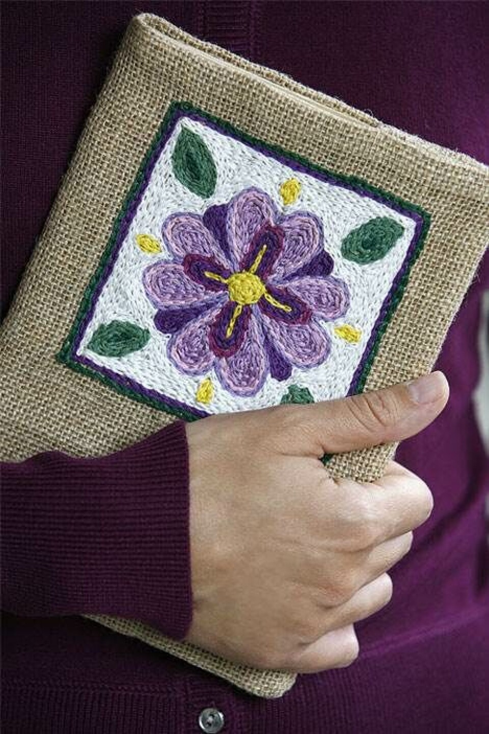 Mal med kædesting: Bogomslag med broderi fra Hendes Verden