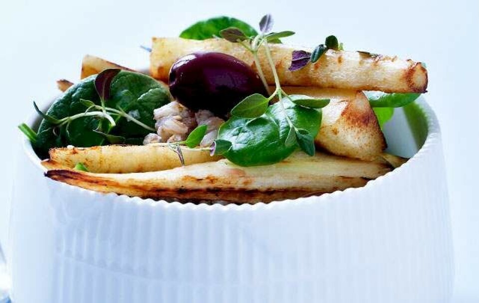 Opskrift på spinatsalat med stegte pastinakker, oliven og speltkerner