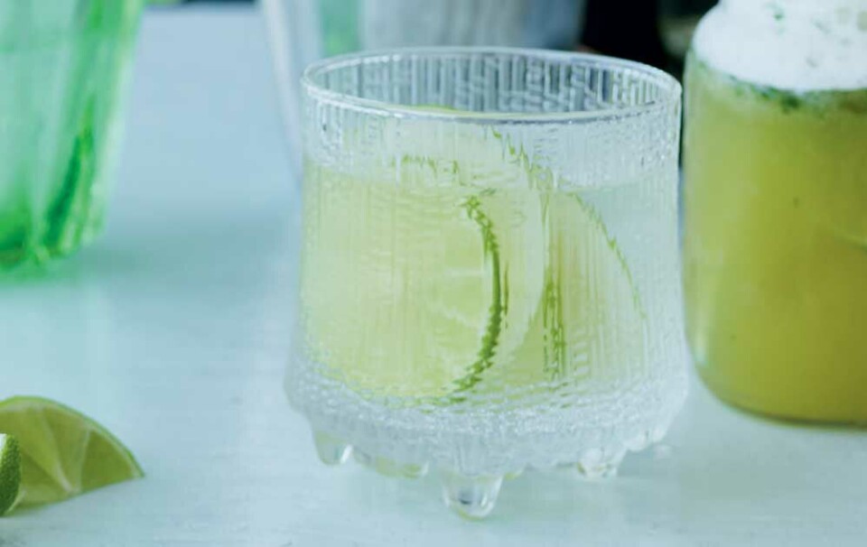 iste lavet på grøn te, vodka, æble og ginger ale.