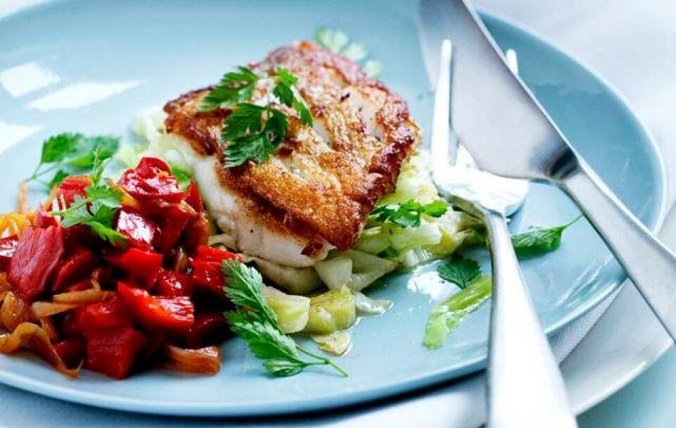 Opskrift på grillet fisk med spidskål og peberfrugtkompot