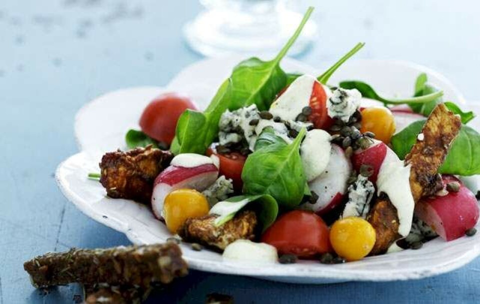 Opskrift på spinatsalat med spicy skinke og blå ost