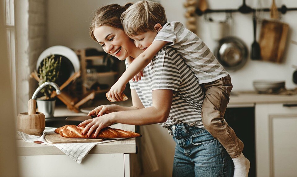 Mor og barn hygger i køkkenet