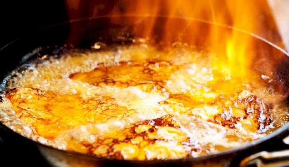 Opskrift på suzettesauce med flamberede pandekager og vaniljeiscreme
