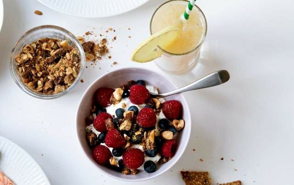 Skyr med sød dukkah og bær