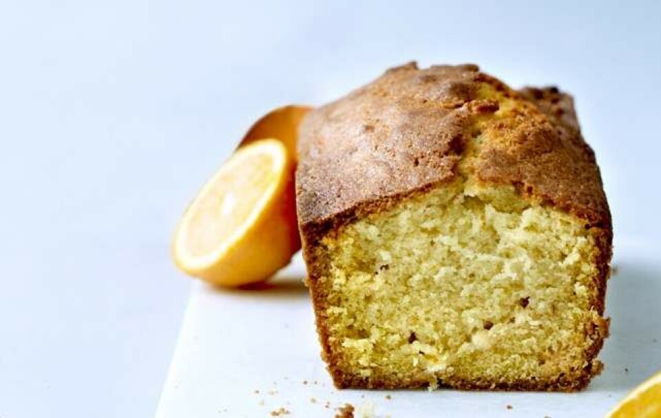 Sådan laver du sandkage med appelsin og hvid chokolade
