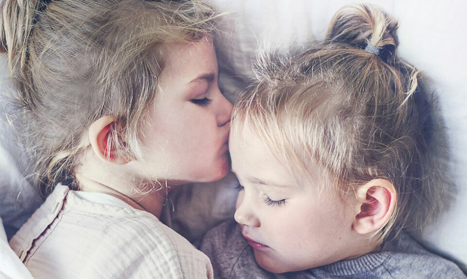 2 piger der ligger og sover