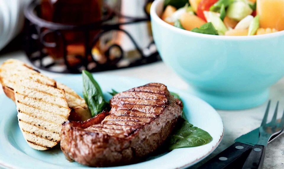Grillbøffer med melonsalat