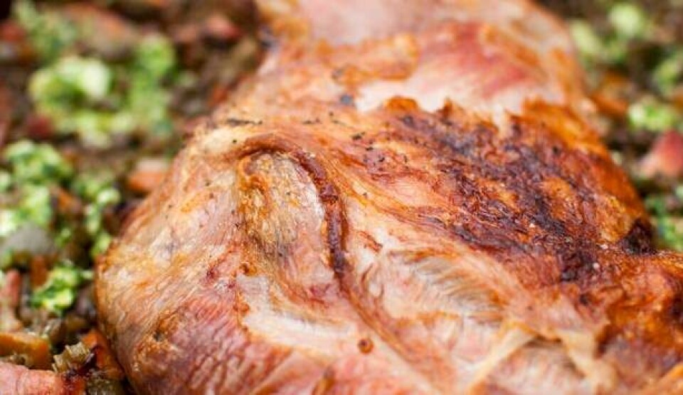Opskrift på stegt lam med puylinser, bacon og pistou