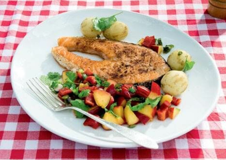 Ristet laks med nektarin-salsa