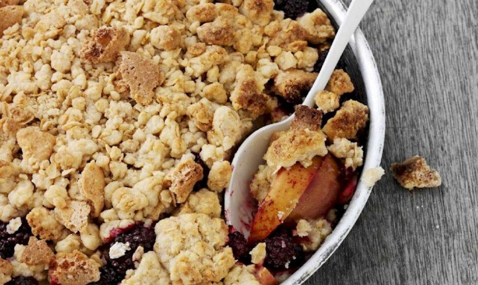 Lækker crumble med æble og brombær