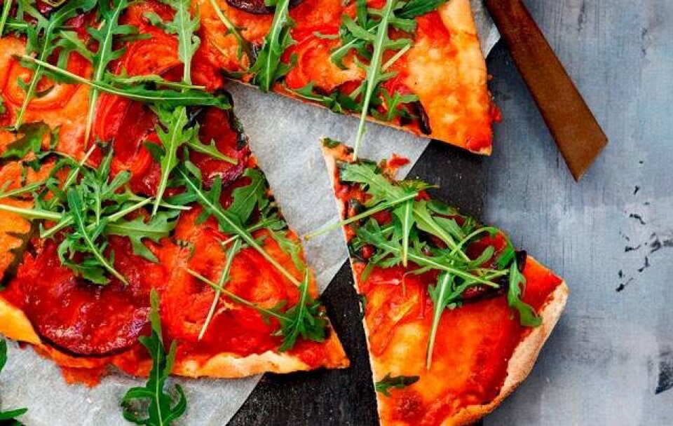 Opskrift på pizza med spicy salami og peberfrugt