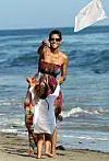 Halle Berry på stranden med sin datter